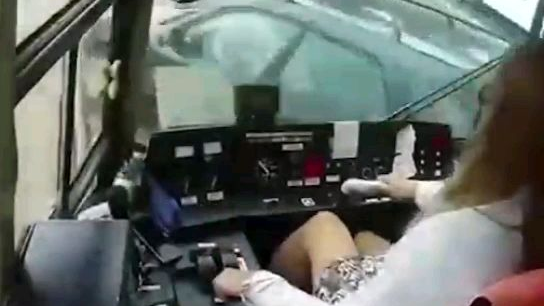 轨道车撞车,开车注意安全!